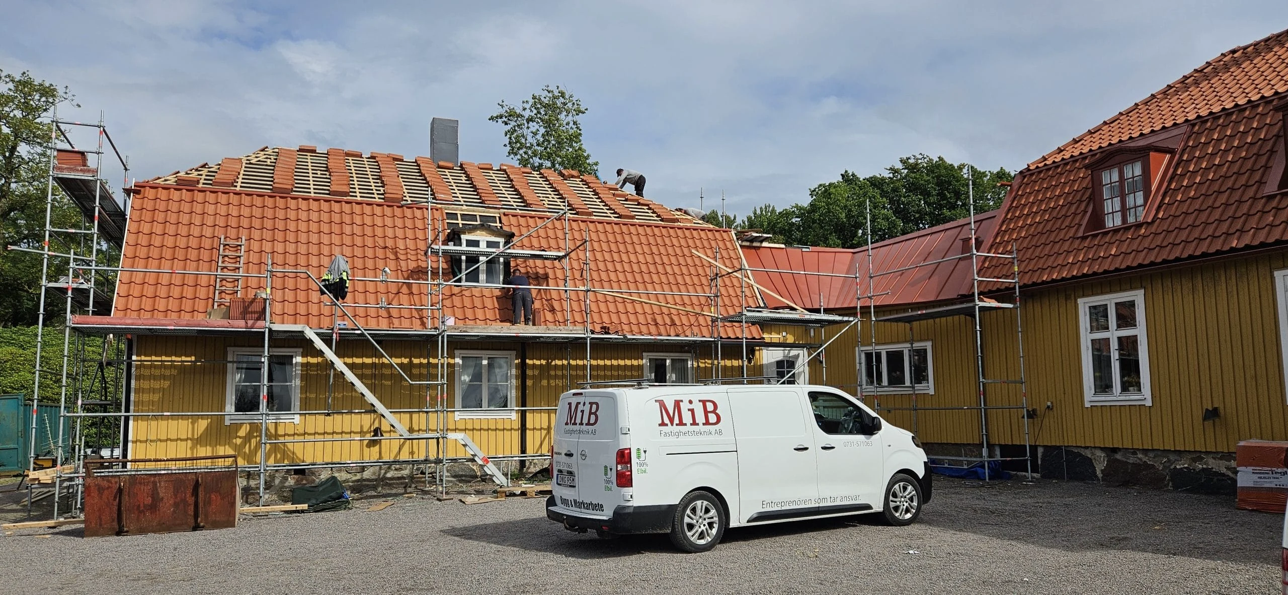 Pågående takbyte utfört av MiB Fastighetsteknik